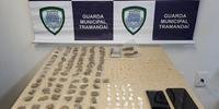 A Guarda Municipal de Tramandaí localizou 117 pedras de crack, 82 porções de maconha, 19 buchas de cocaína, uma balança de precisão e dois celulares em uma residência que era ponto de tráfico.