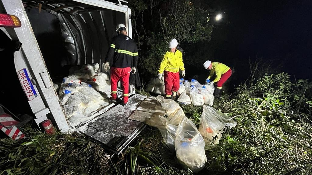 Carga perigosa tombou sobre a pista