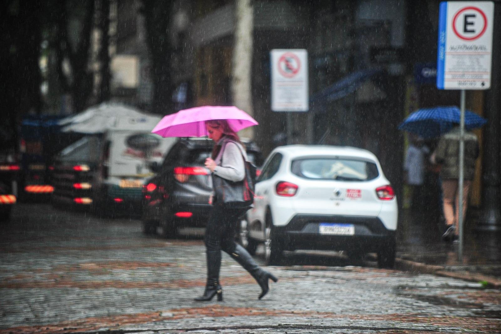 Em Porto Alegre, manh&atilde; de hoje foi de muitas precipita&ccedil;&otilde;es