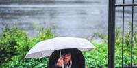 Na Capital, a quinta foi dia de combinar jaquetas grossas e guarda-chuva
