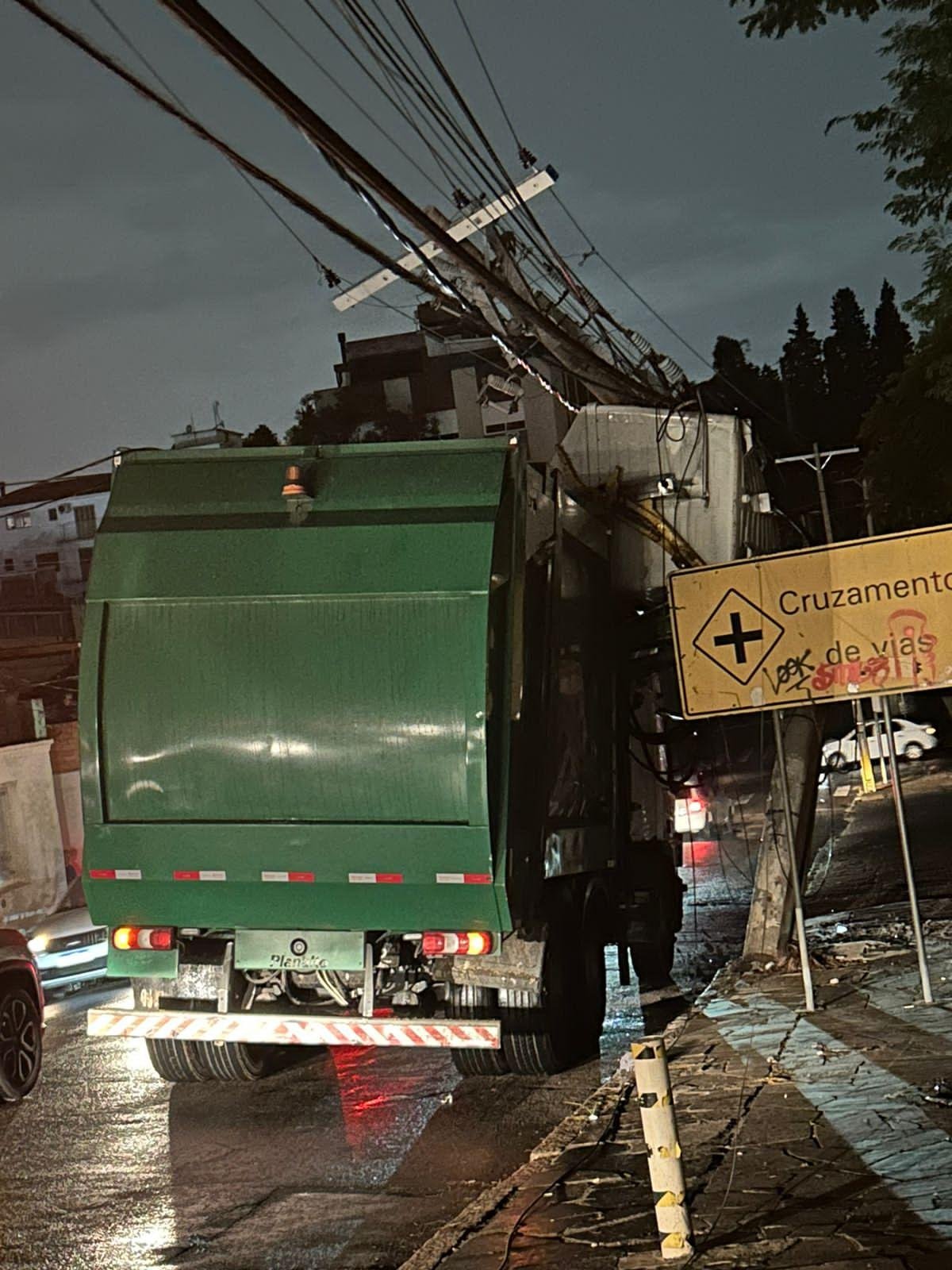 A EPTC atendeu a ocorr&ecirc;ncia e a empresa respons&aacute;vel pela coleta foi autuada por falta de licenciamento do ve&iacute;culo e por dano ao patrim&ocirc;nio p&uacute;blico.