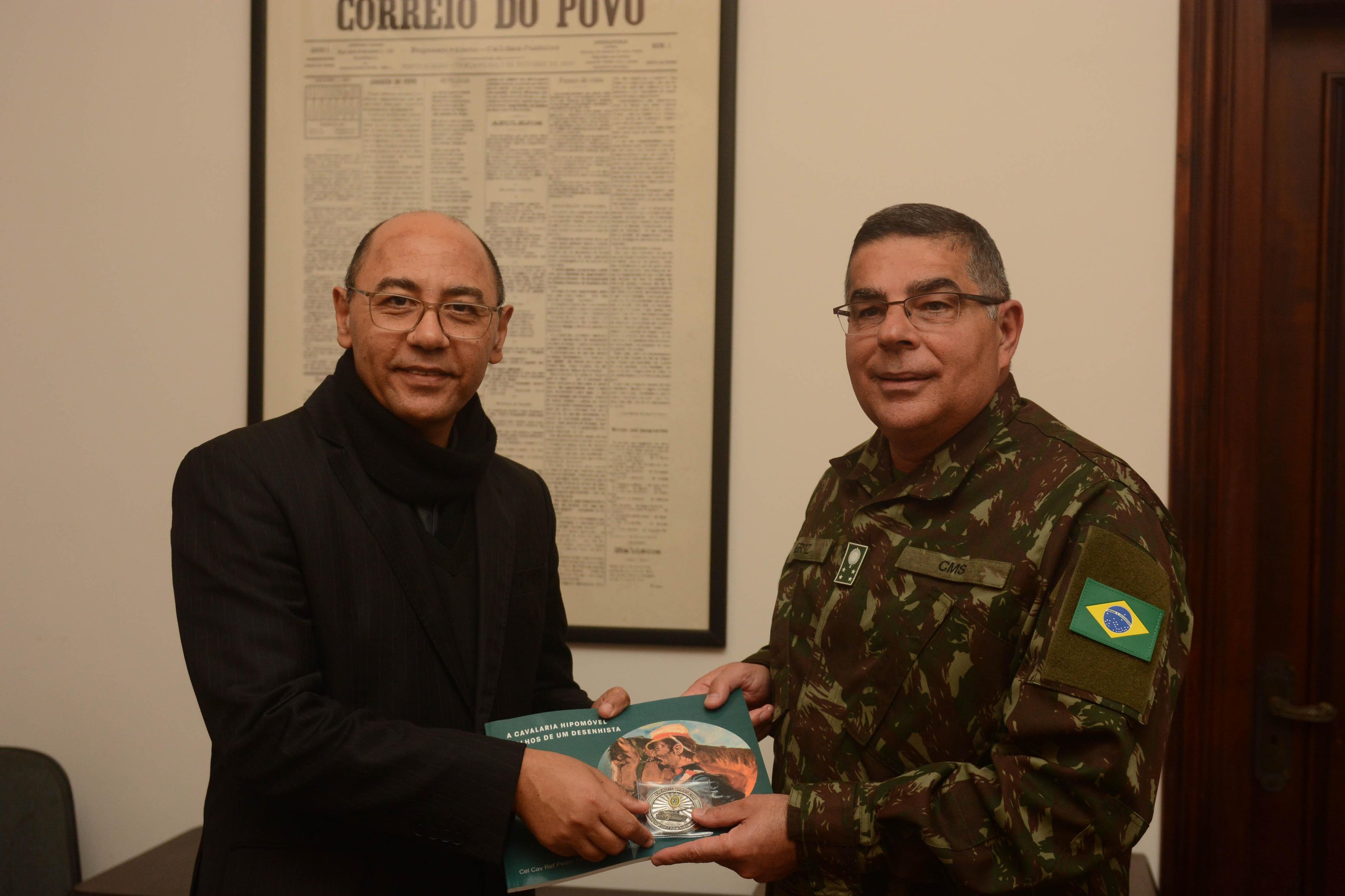 Sidney Costa recebeu o Diploma de Colaborador Em&eacute;rito do Ex&eacute;rcito das m&atilde;os do general