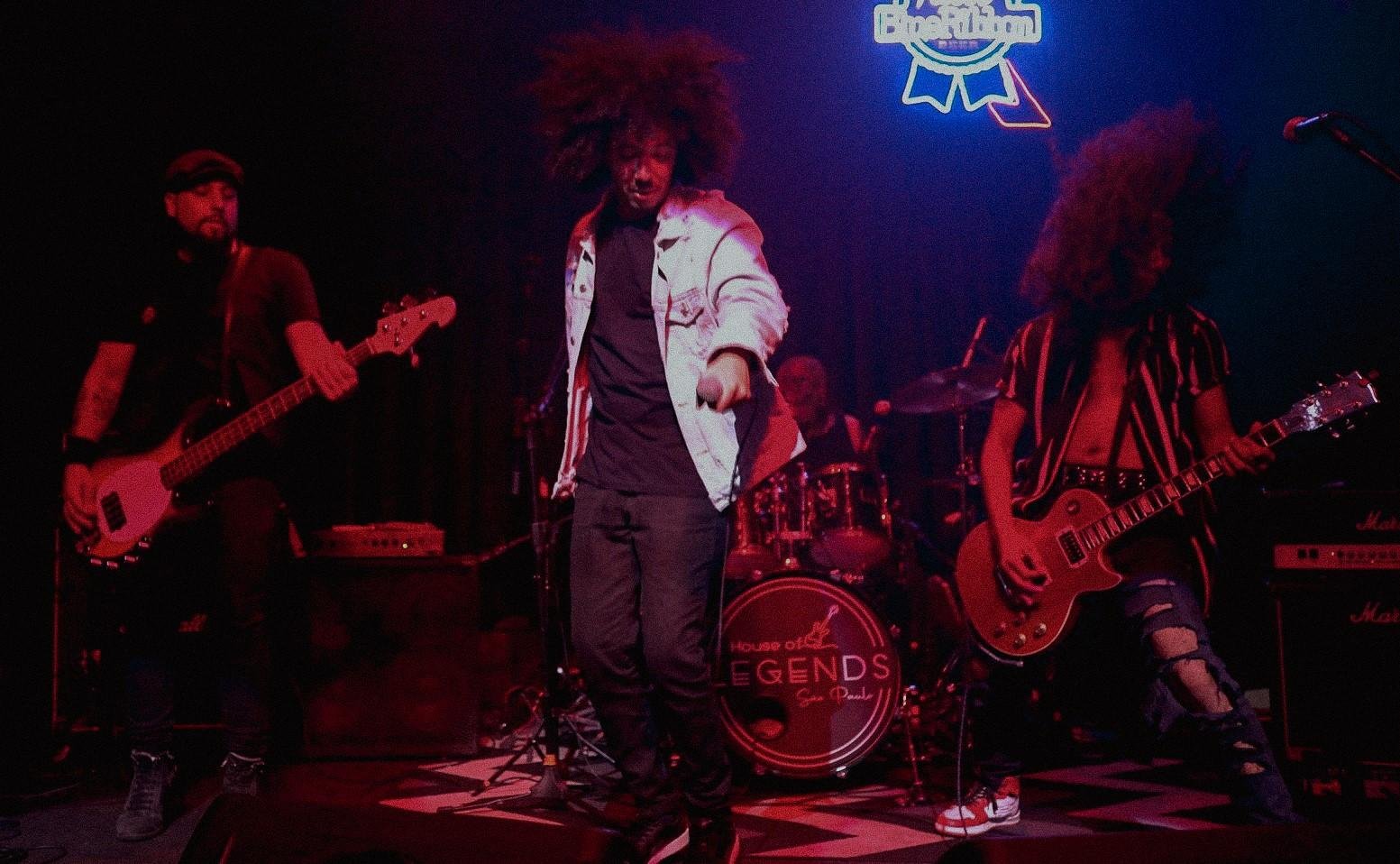 JLuizzzz abre as apresenta&ccedil;&otilde;es da noite, com sua sonoridade de Blues, Hard Rock e Heavy Metal