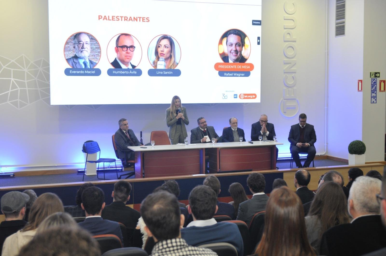 Os debates da noite de quinta-feira contaram com as presen&ccedil;as dos professores Lina Santim, Everardo Maciel e Humberto &Aacute;vila