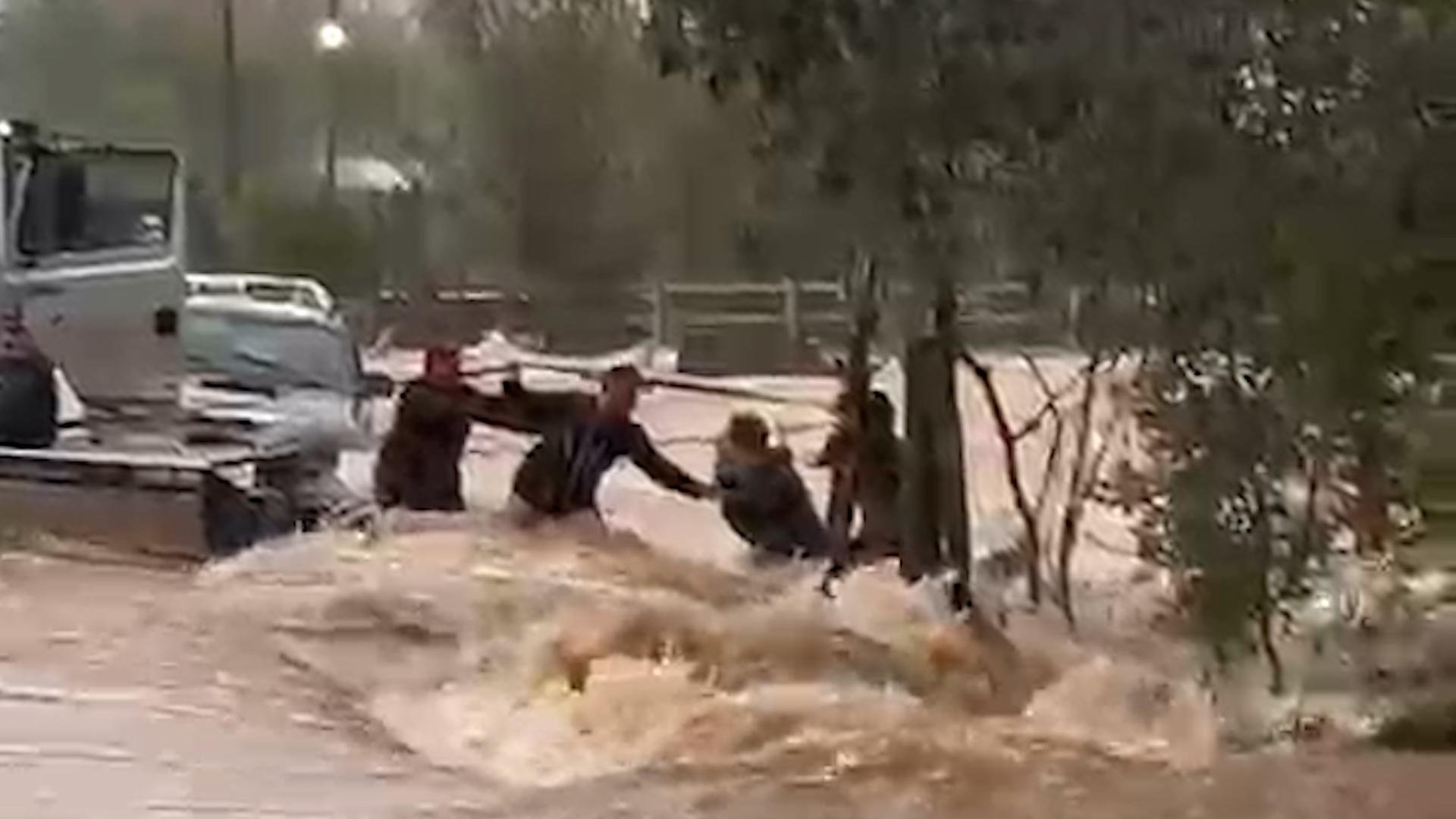 A fam&iacute;lia estava de carro quando passaram em cima da ponte do arroio local e a estrutura rompeu.