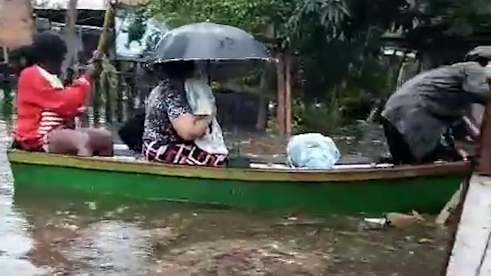 Moradores da Vila Liberdade publicaram v&iacute;deo em que resgatam fam&iacute;lias de barco devido aos alagamentos.