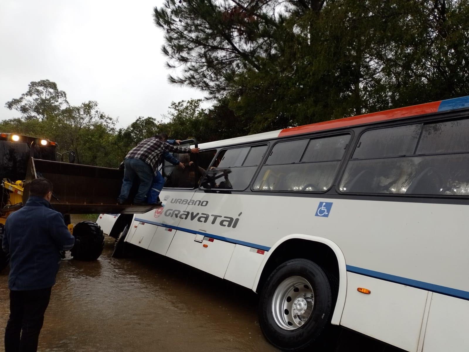 Pessoas foram resgatadas pela sa&iacute;da de emerg&ecirc;ncia de um &ocirc;nibus na Costa do Ipiranga, na zona rural de Gravata&iacute;.