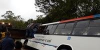 Pessoas foram resgatadas pela saída de emergência de um ônibus na Costa do Ipiranga, na zona rural de Gravataí.