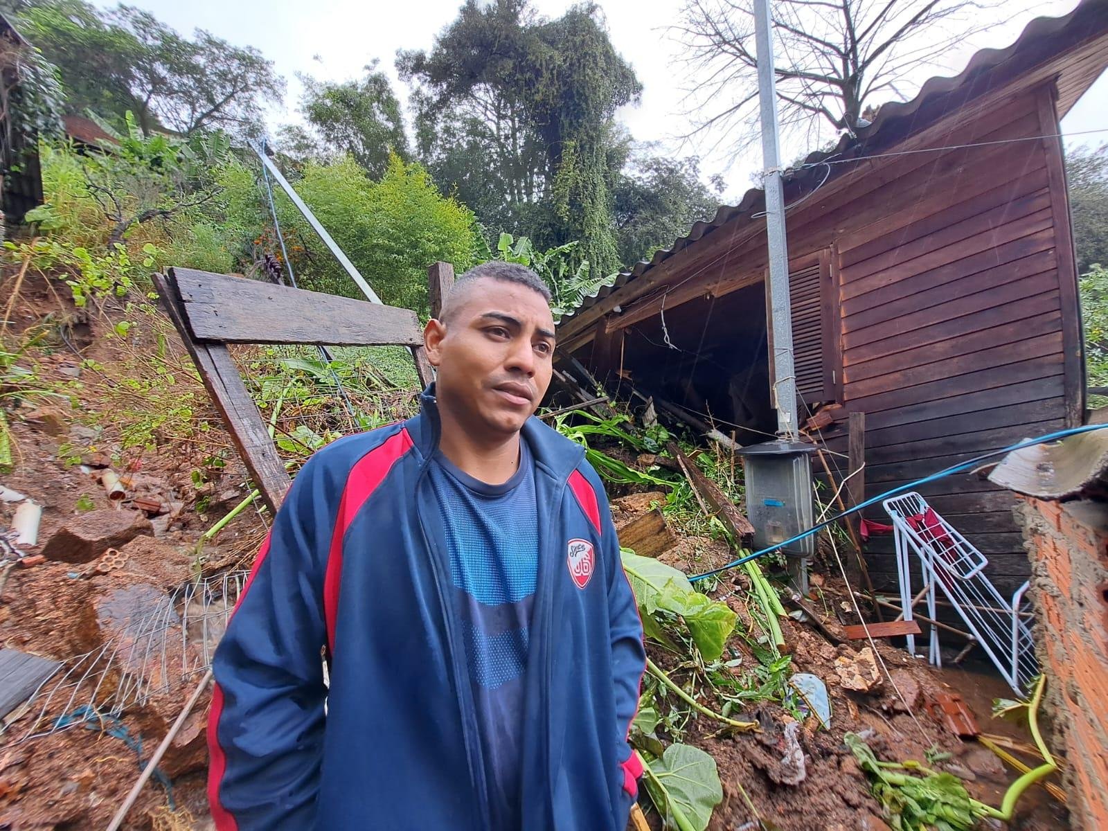 Casa do servente de obras Jos&eacute; Luis Rodrigues In&aacute;cio desabou por conta do temporal