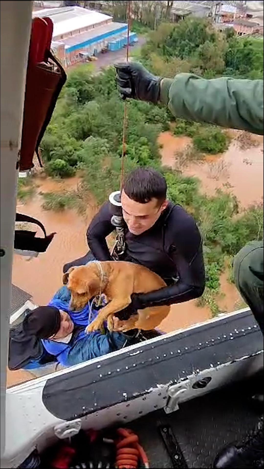 Um dos resgates dram&aacute;ticos pelo Estado foi o de um homem e seu cachorro por helic&oacute;ptero