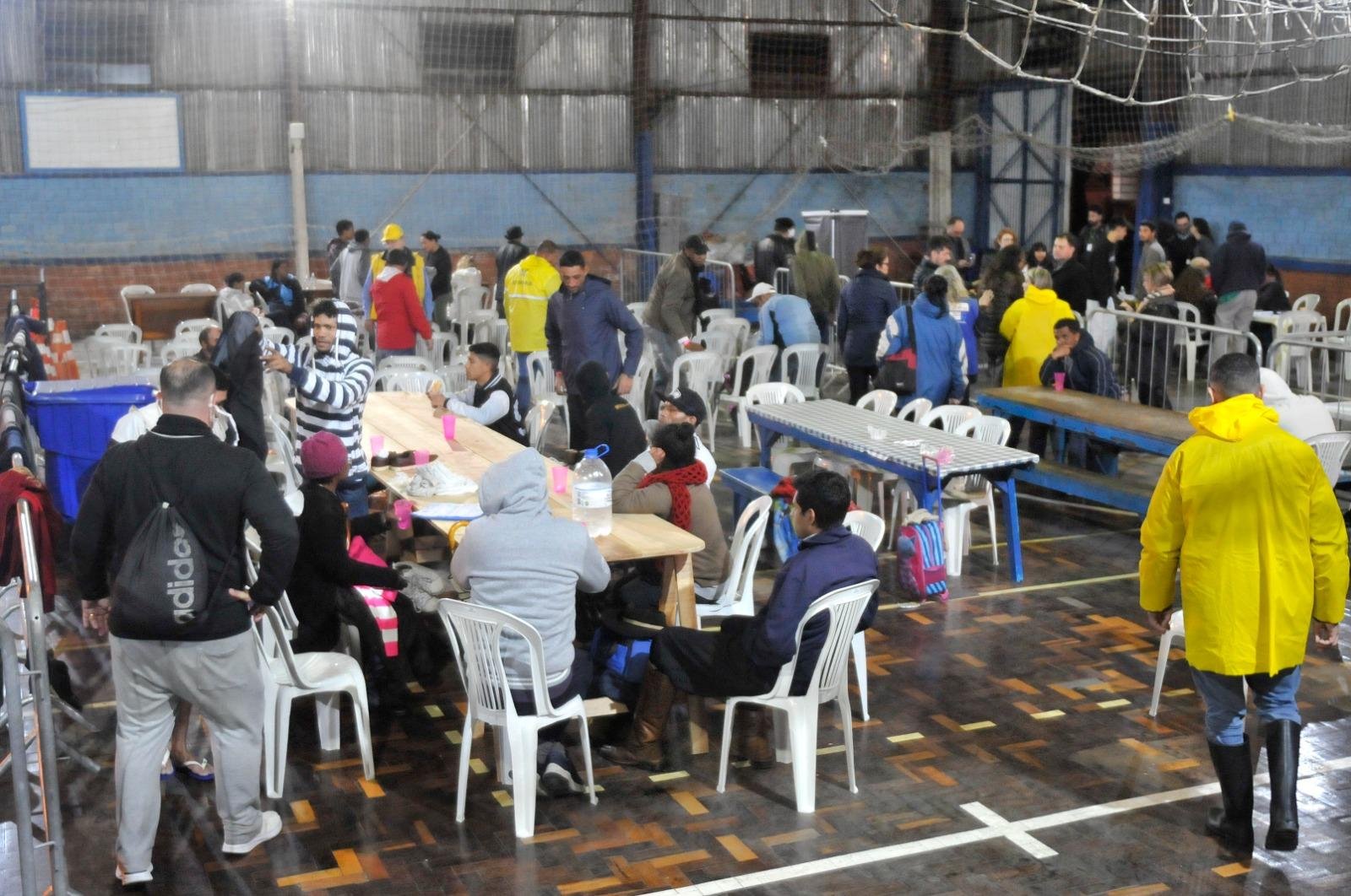 No final da tarde desta sexta-feira, moradores do Beco da Morte, no Morro Santana, foram levadas at&eacute; o Gin&aacute;sio por um &ocirc;nibus disponibilizado pela prefeitura.