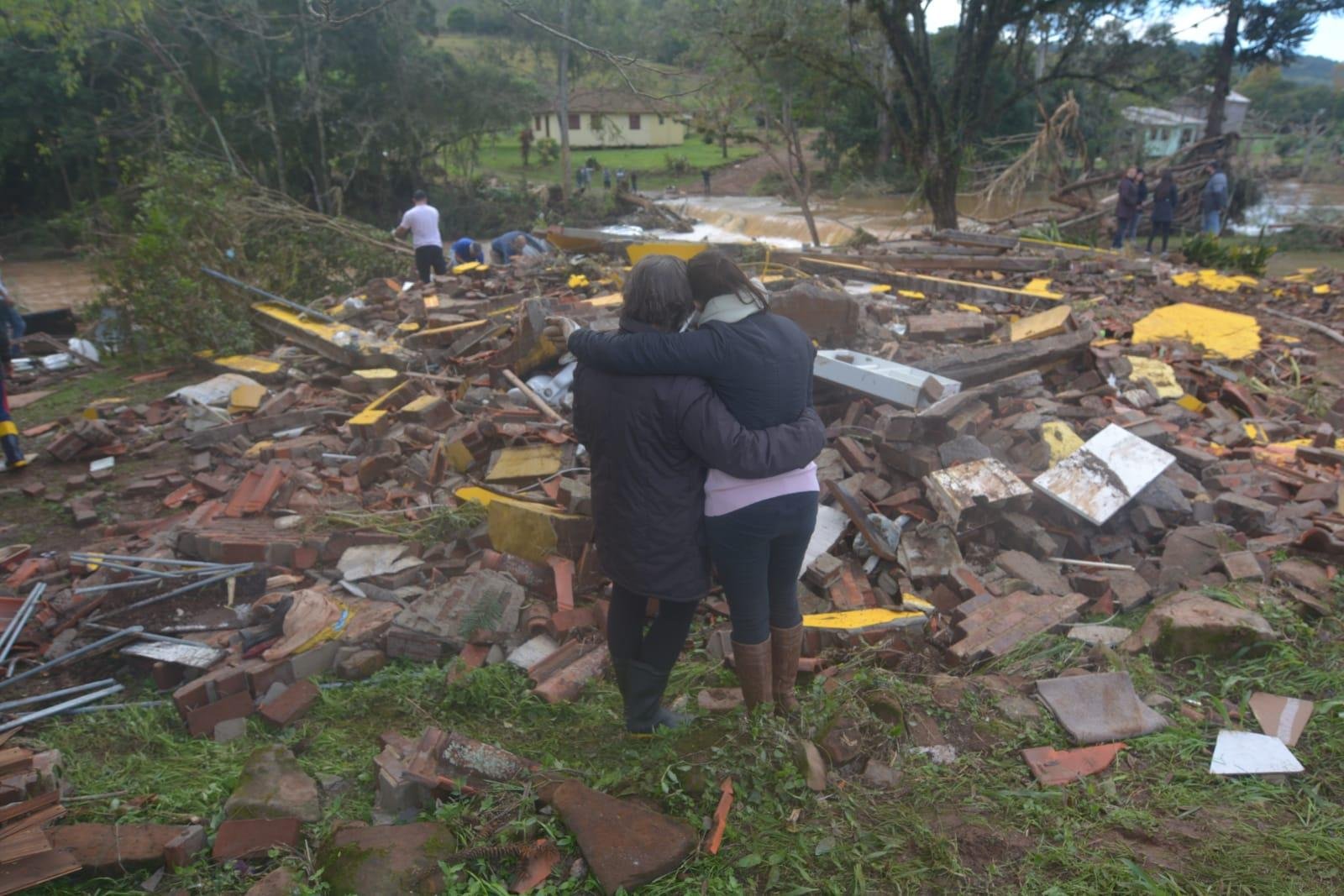 Angela e Celso Quaresma n&atilde;o estavam na cidade no momento em que casa foi destru&iacute;da pelo ciclone