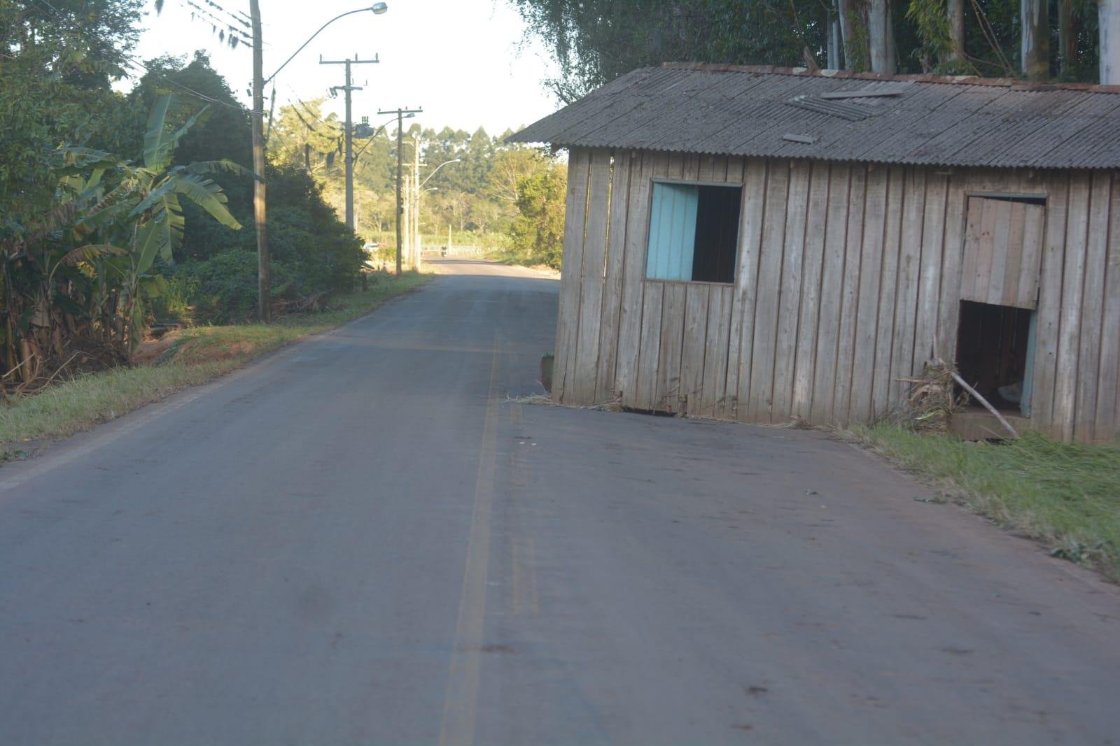 Resid&ecirc;ncia constru&iacute;da pra abrigar a fam&iacute;lia foi empurrada para a pista da ERS 417