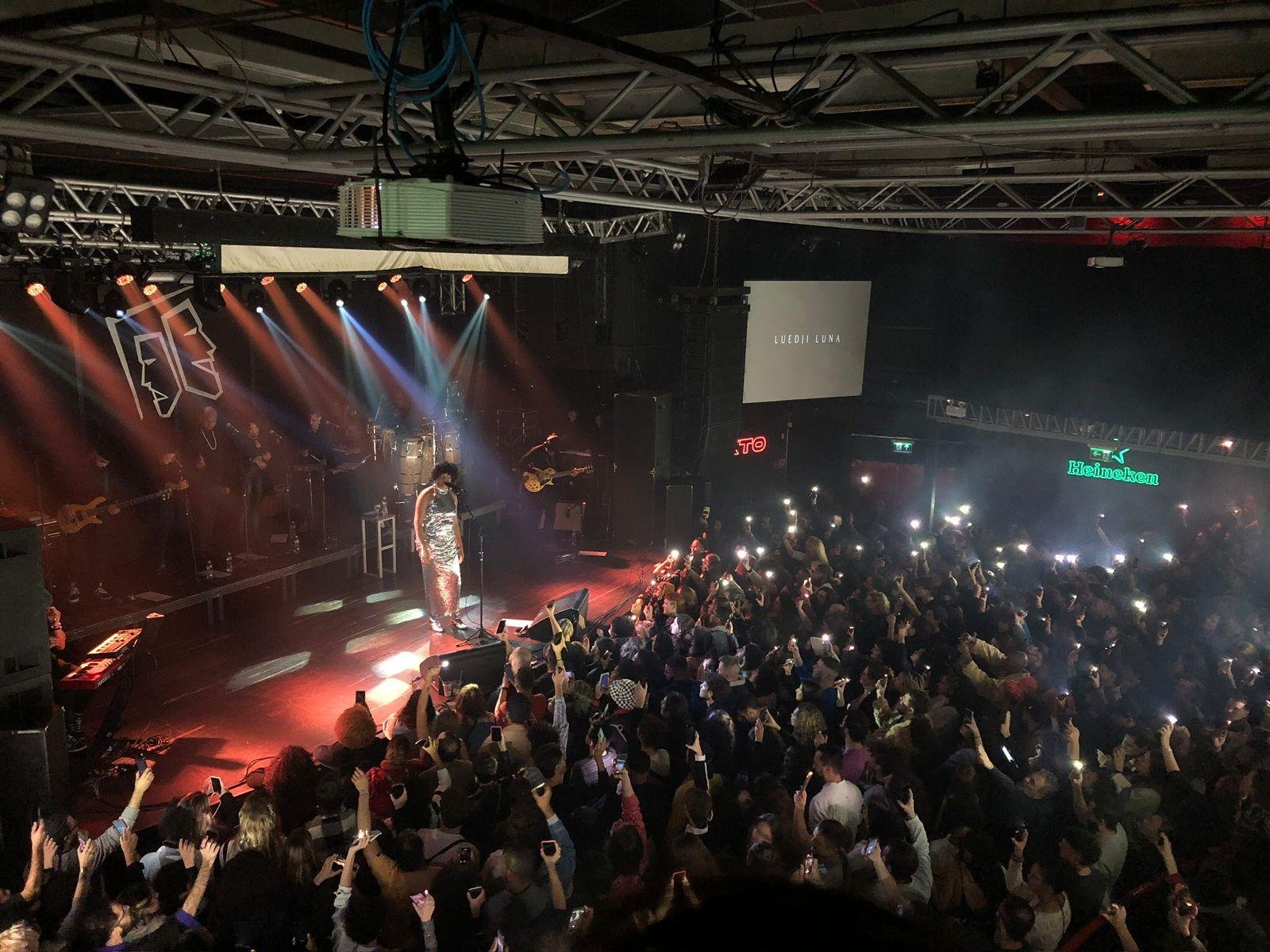 Artista baiana apresentou a vers&atilde;o Deluxe do &aacute;lbum 'Bom Mesmo &Eacute; Estar Debaixo D'&Aacute;gua'
