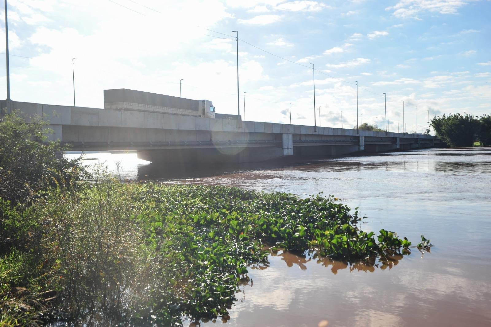 Chuva d&aacute; tr&eacute;gua, mas seguem pontos de alagamento