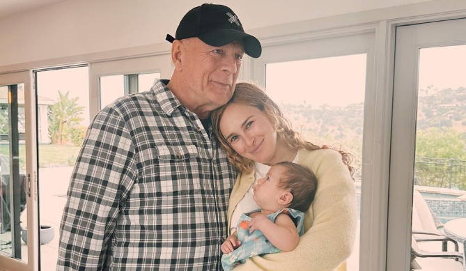 Rumer Glenn e Scout LaRue, filhas de Bruce Willis e Demi Moore, compartilharam no Instagram fotos ao lado do pai