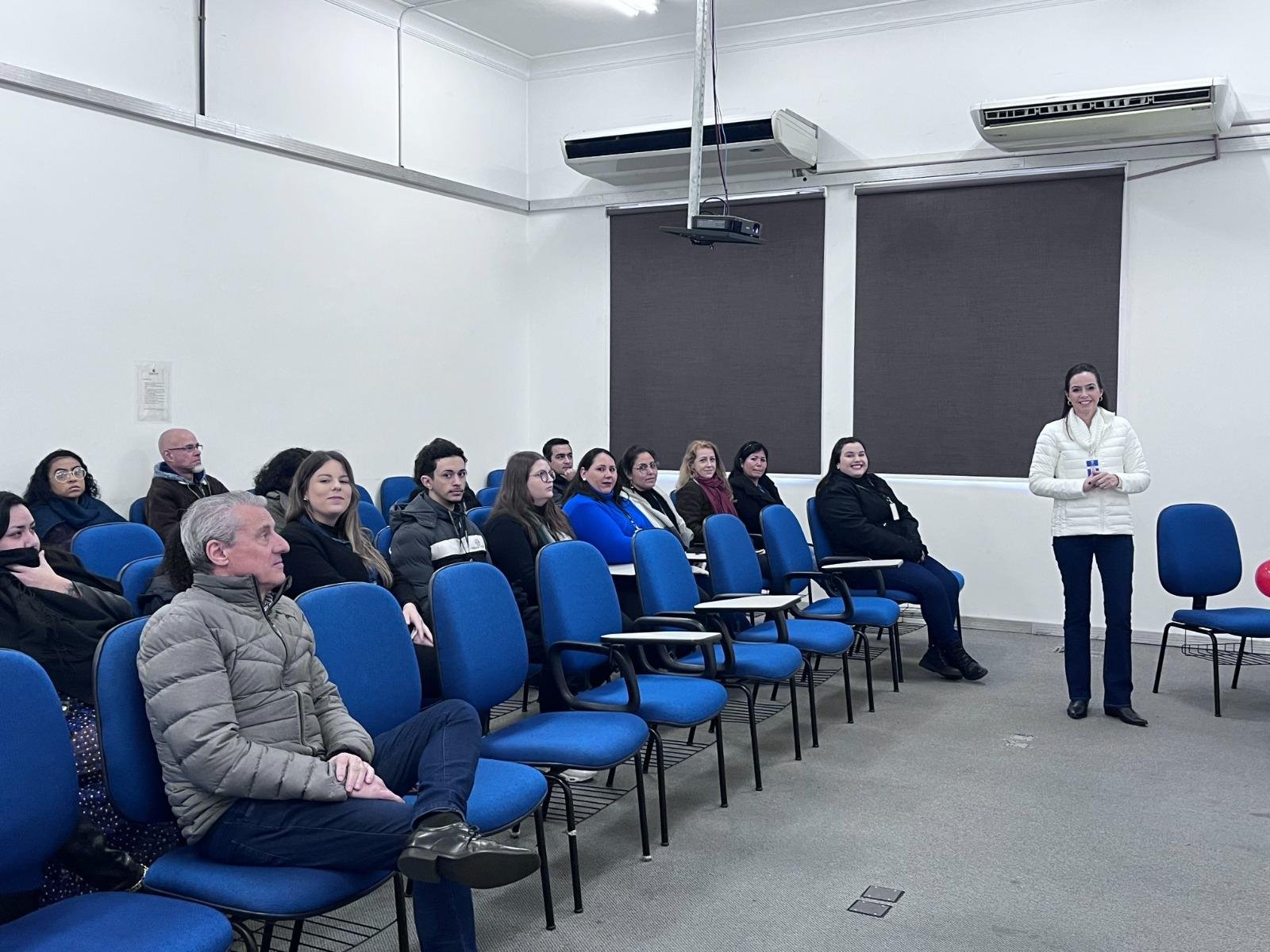 A supervisora de Servi&ccedil;os Sociais da Santa Casa, Melissa Assmann Saraiva, fez a palestra sobre a import&acirc;ncia da doa&ccedil;&atilde;o de sangue para salvar vidas