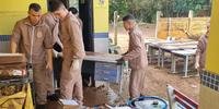 Brigada Militar ajuda na limpeza de escola na cidade de Caraá