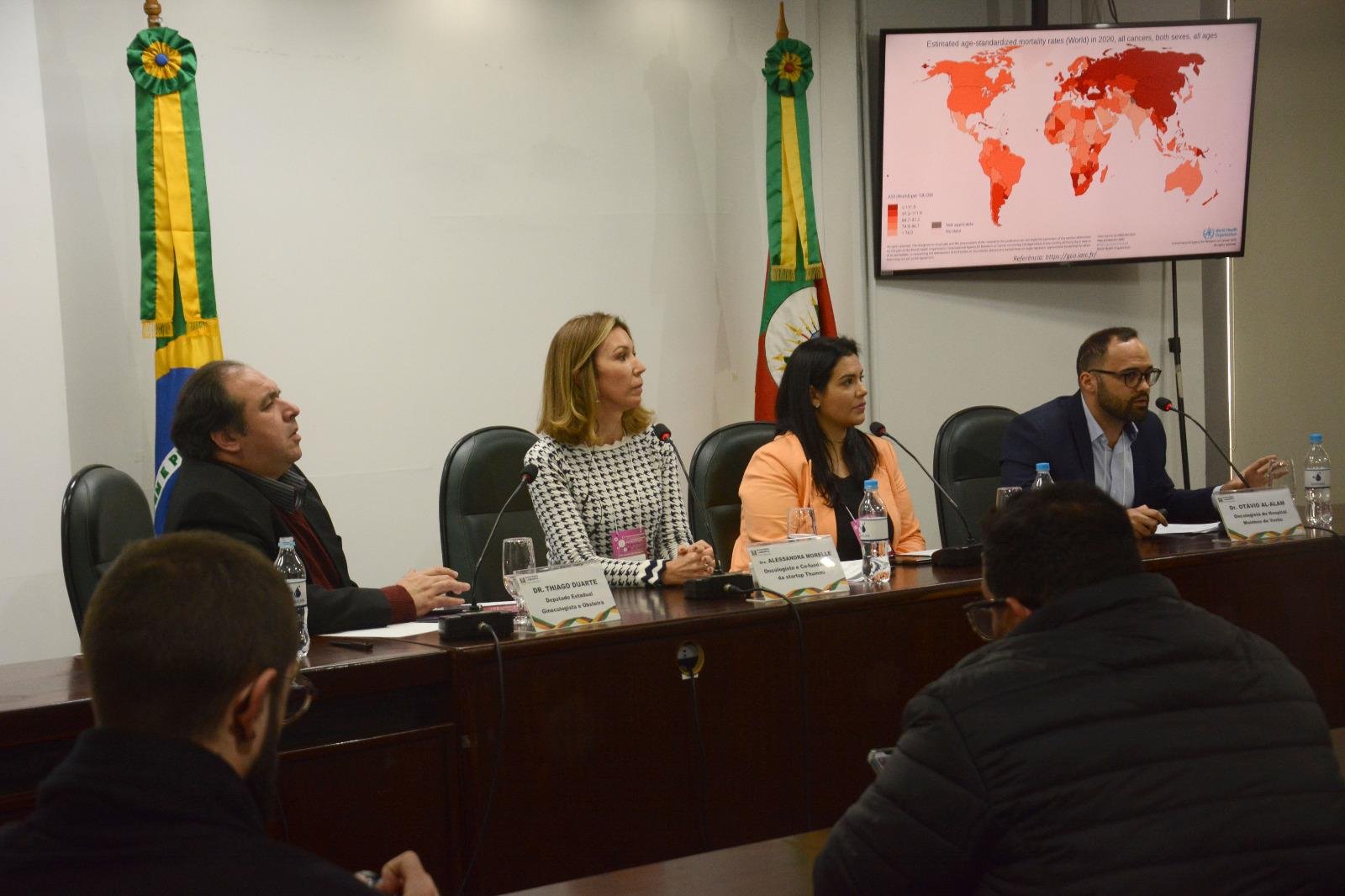 Deputado Thiago Duarte (E), Alessandra, Valesca e Al-Alam, no Plenarinho