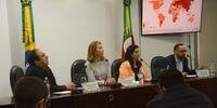 Deputado Thiago Duarte (E), Alessandra, Valesca e Al-Alam, no Plenarinho
