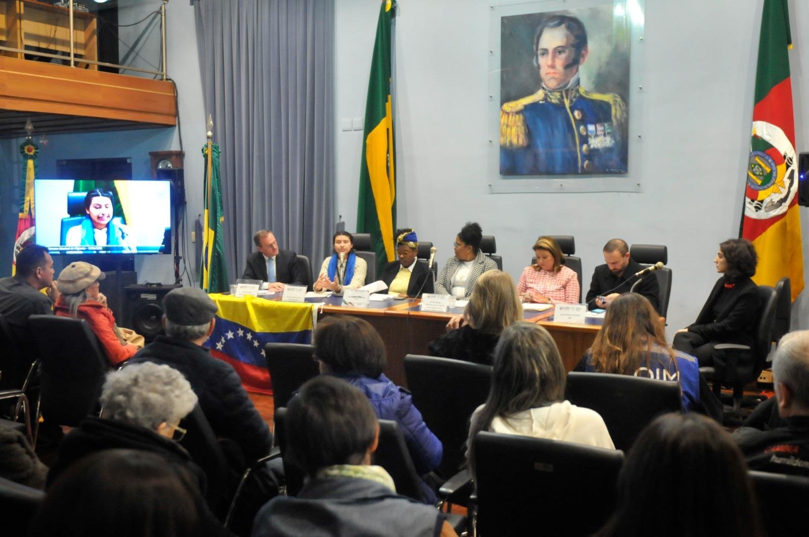 A colombiana Alejandra Chac&oacute;n Gomes reside no RS h&aacute; quatro anos. Ela participou da mesa de abertura e compartilhou um pouco de sua experi&ecirc;ncia como migrante, enfatizando que cada migrante tem uma hist&oacute;ria que precisa ser ouvida.