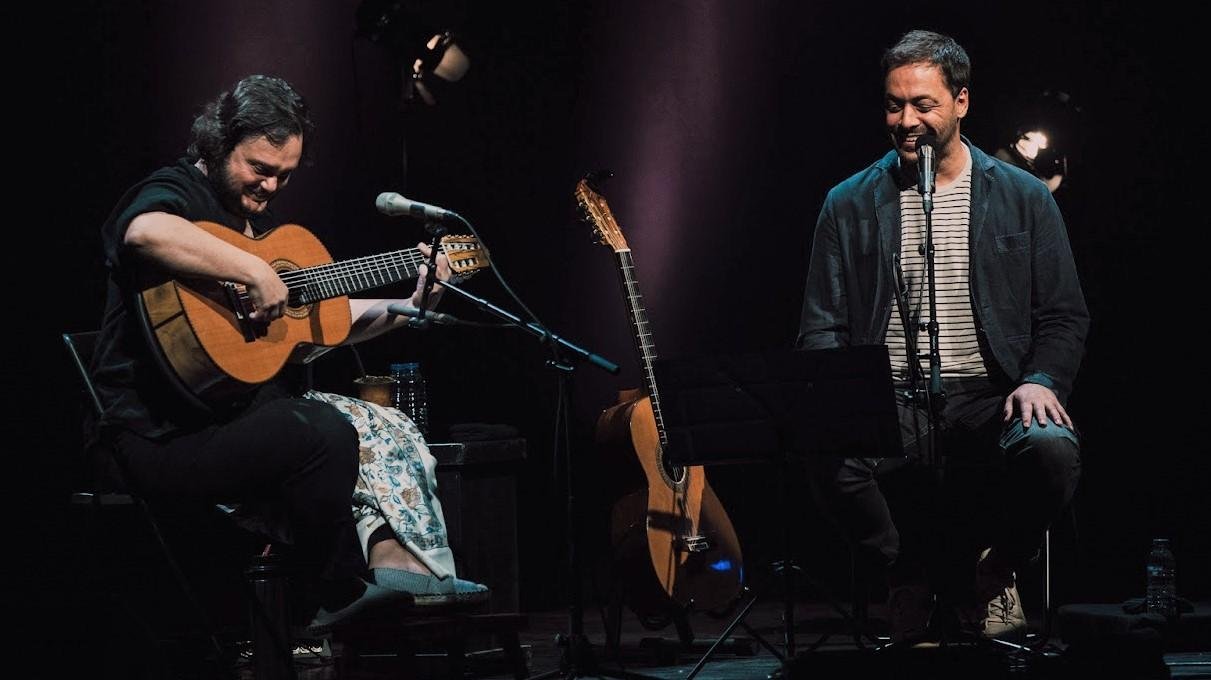 O brasileiro Yamandu e o cantor portugu&ecirc;s Ant&oacute;nio Zambujo dividem o palco