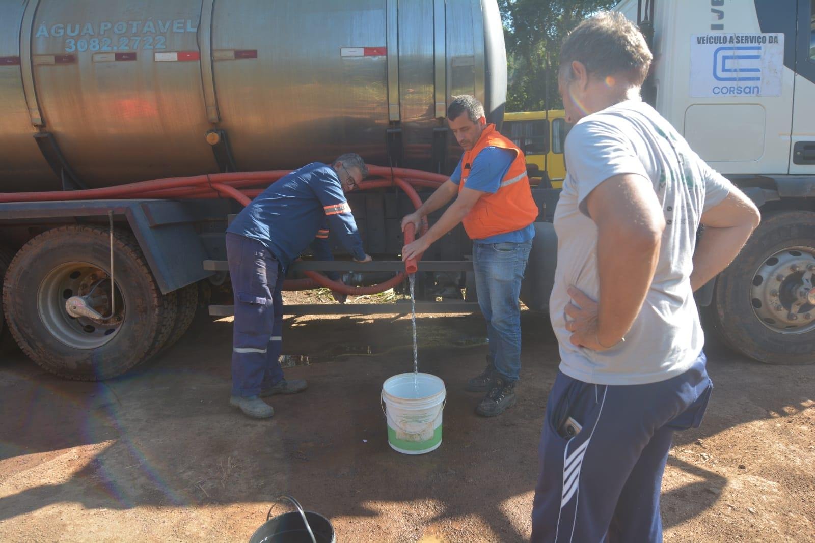 Em alguns pontos, fornecimento &eacute; feito por caminh&otilde;es-pipa