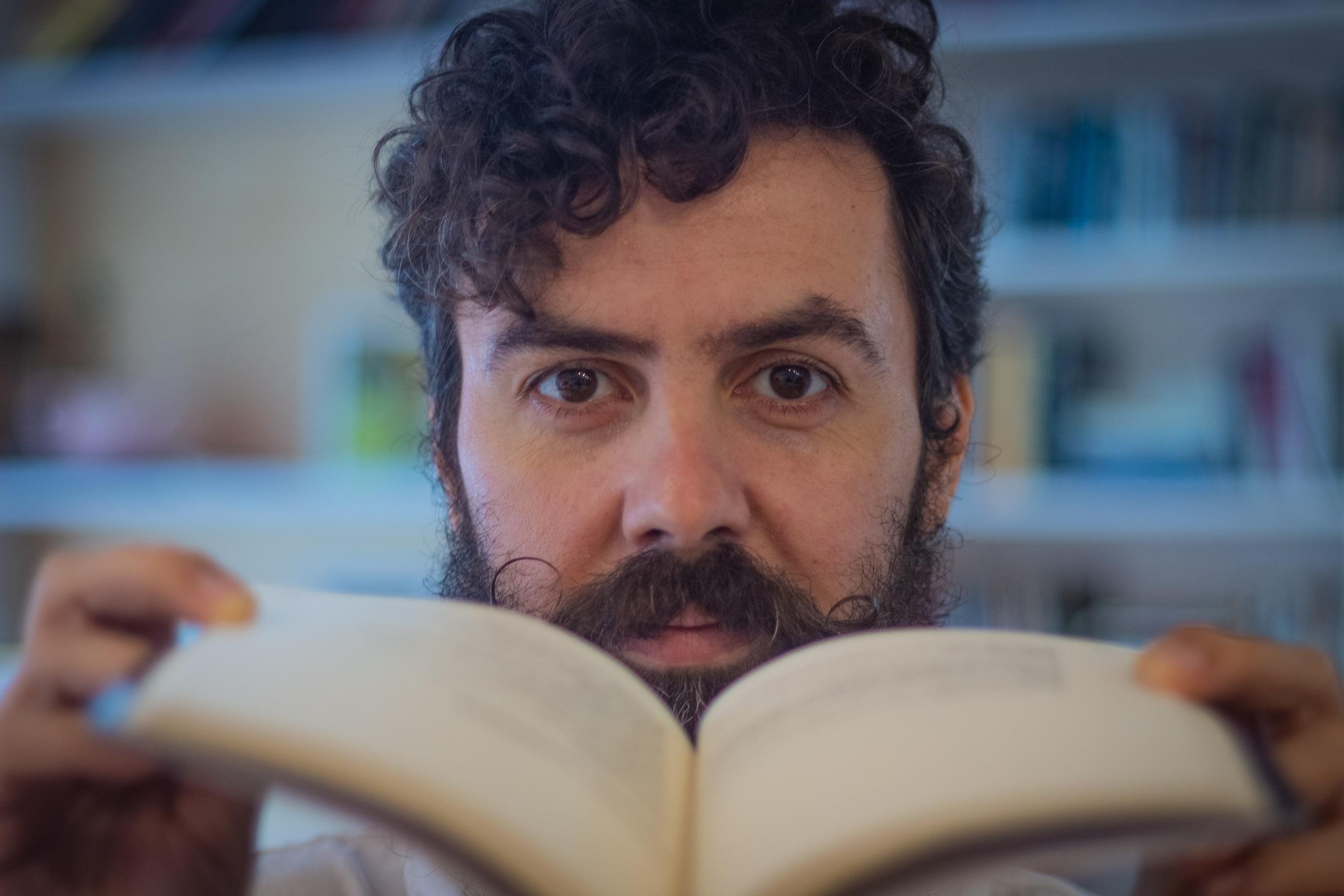 S&eacute;rgio Canarim lan&ccedil;a &ldquo;a gota &mdash; queda livre&rdquo;, livro de poesias