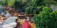 Entre os danos está a destruição de pontes em comunidades fortemente atingidas pelas águas, como no bairro Santo André