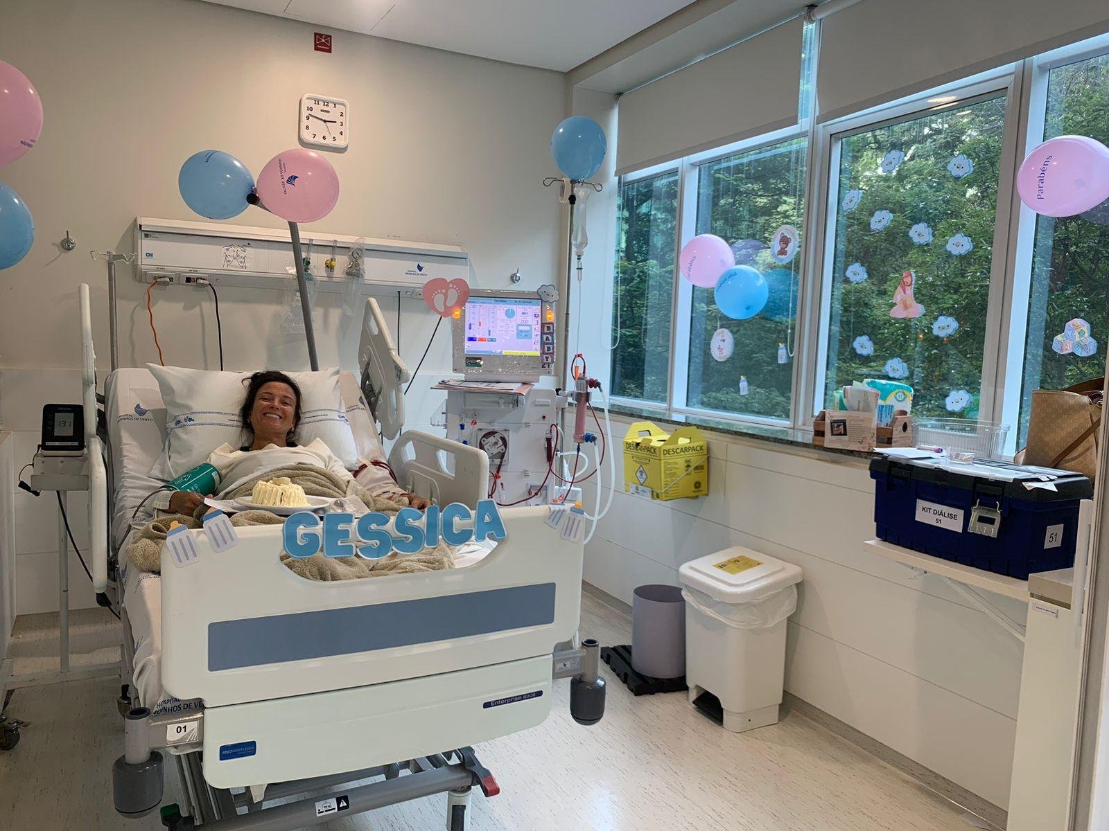 Gessica Frank Pauli foi surpreendida com o quarto decorado, um bolo e uma cartinha com a mais recente ecografia com as imagens dos seus bebezinhos g&ecirc;meos