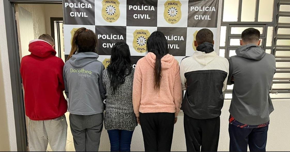 Houve recolhimento de coca&iacute;na, crack, maconha, balan&ccedil;a de precis&atilde;o e dinheiro, al&eacute;m de telefone celular e pistola