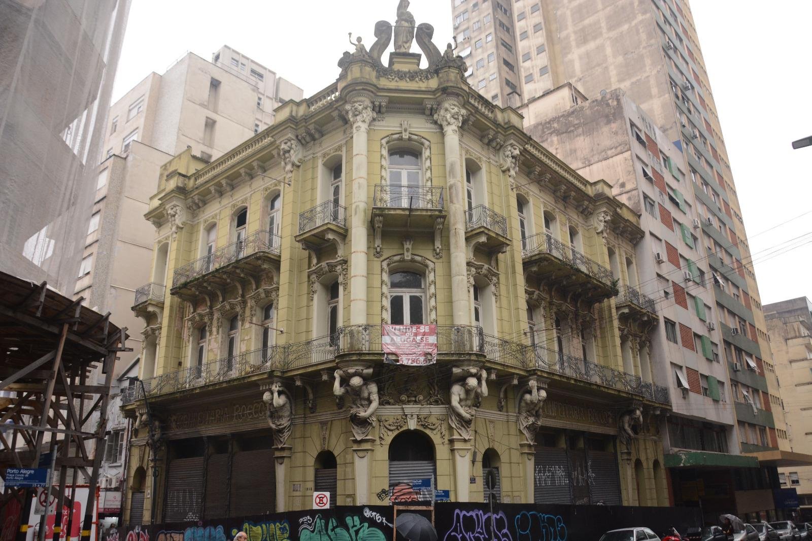 Edifica&ccedil;&atilde;o &eacute; situada na esquina entre as ruas Riachuelo e Dr. Flores