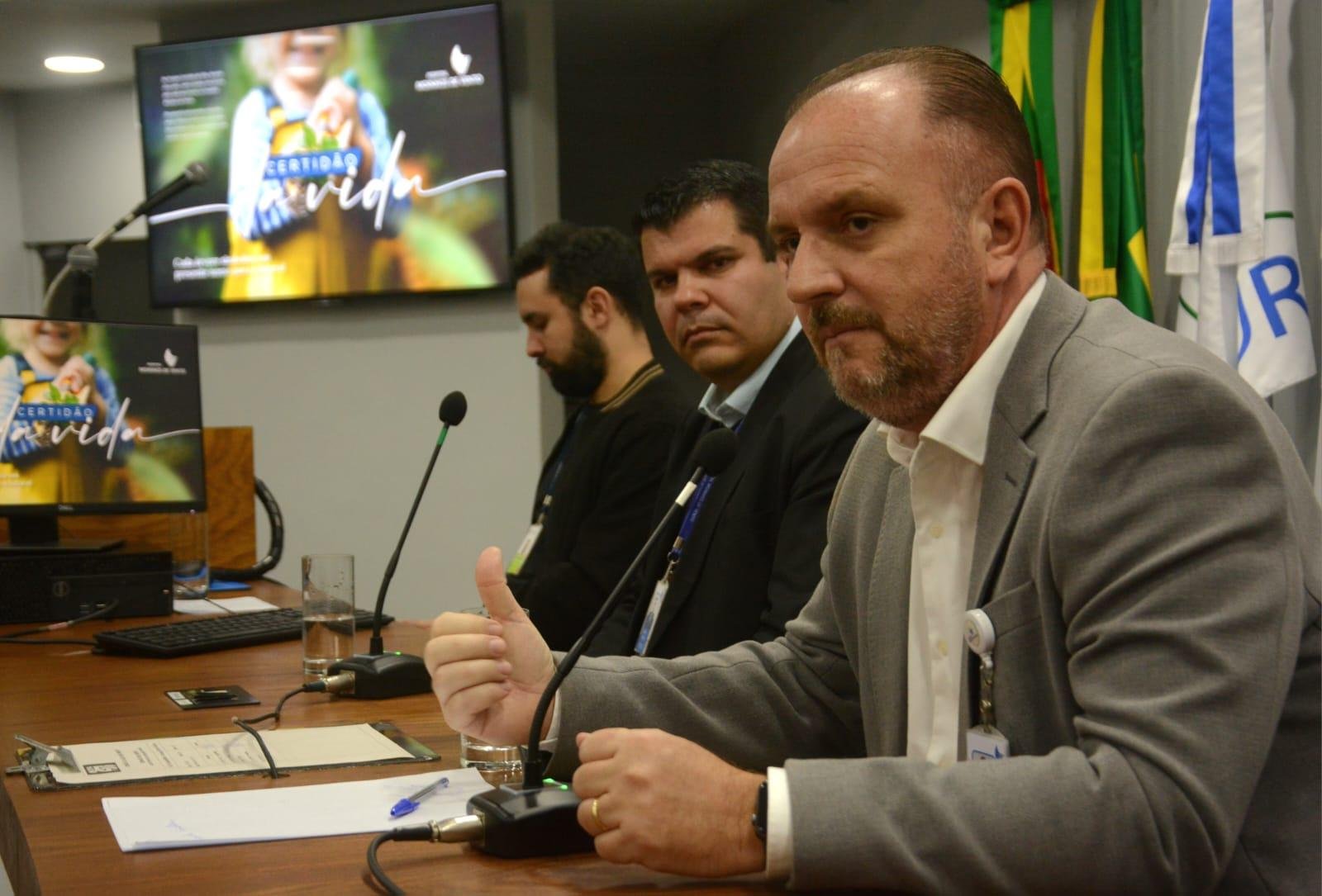 Entre os assuntos abordados por especialistas tamb&eacute;m foram apresentadas as a&ccedil;&otilde;es de sustentabilidade realizadas no Hospital Moinhos de Vento. Um dos projetos citados pelo superintendente administrativo do hospital, Evandro Moraes (D), foi o Certid&atilde;o da Vida, que prev&ecirc; o plantio de uma &aacute;rvore para cada crian&ccedil;a nascida na institui&ccedil;&atilde;o at&eacute; 2027.