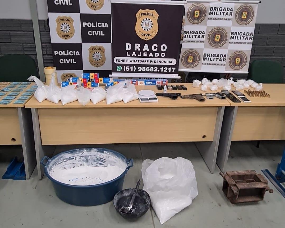 No local foram localizados quilos de coca&iacute;na,  cafe&iacute;na, seis caixas de lidoca&iacute;na, prensa hidr&aacute;ulica, dinheiro e cheque, balan&ccedil;as de precis&atilde;o, pistolas calibre 9mil&iacute;metros com seis carregadores, 57 muni&ccedil;&otilde;es e quatro celulares.