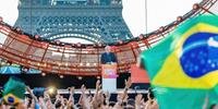 O presidente Lula discursa aos pés da Torre Eiffel em Paris durante of estival 'Power Our Planet'