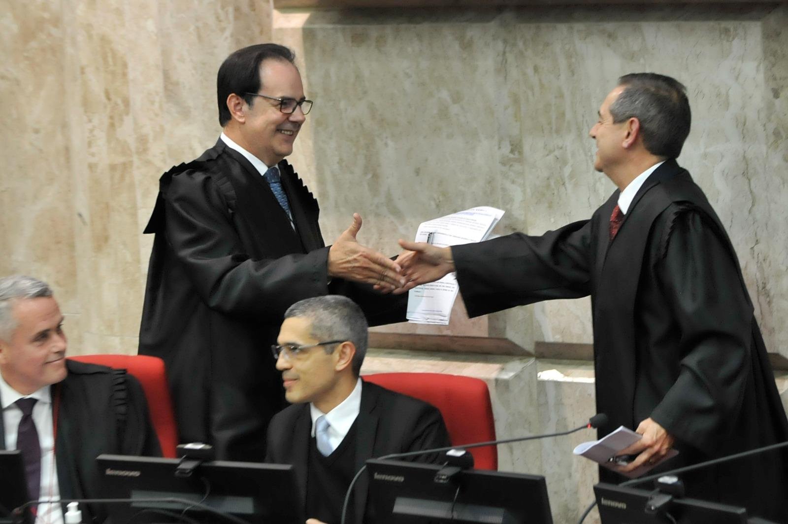 O desembargador Fernando Quadros da Silva recebe o cargo do desembargador Ricardo Teixeira do Valle Pereira.