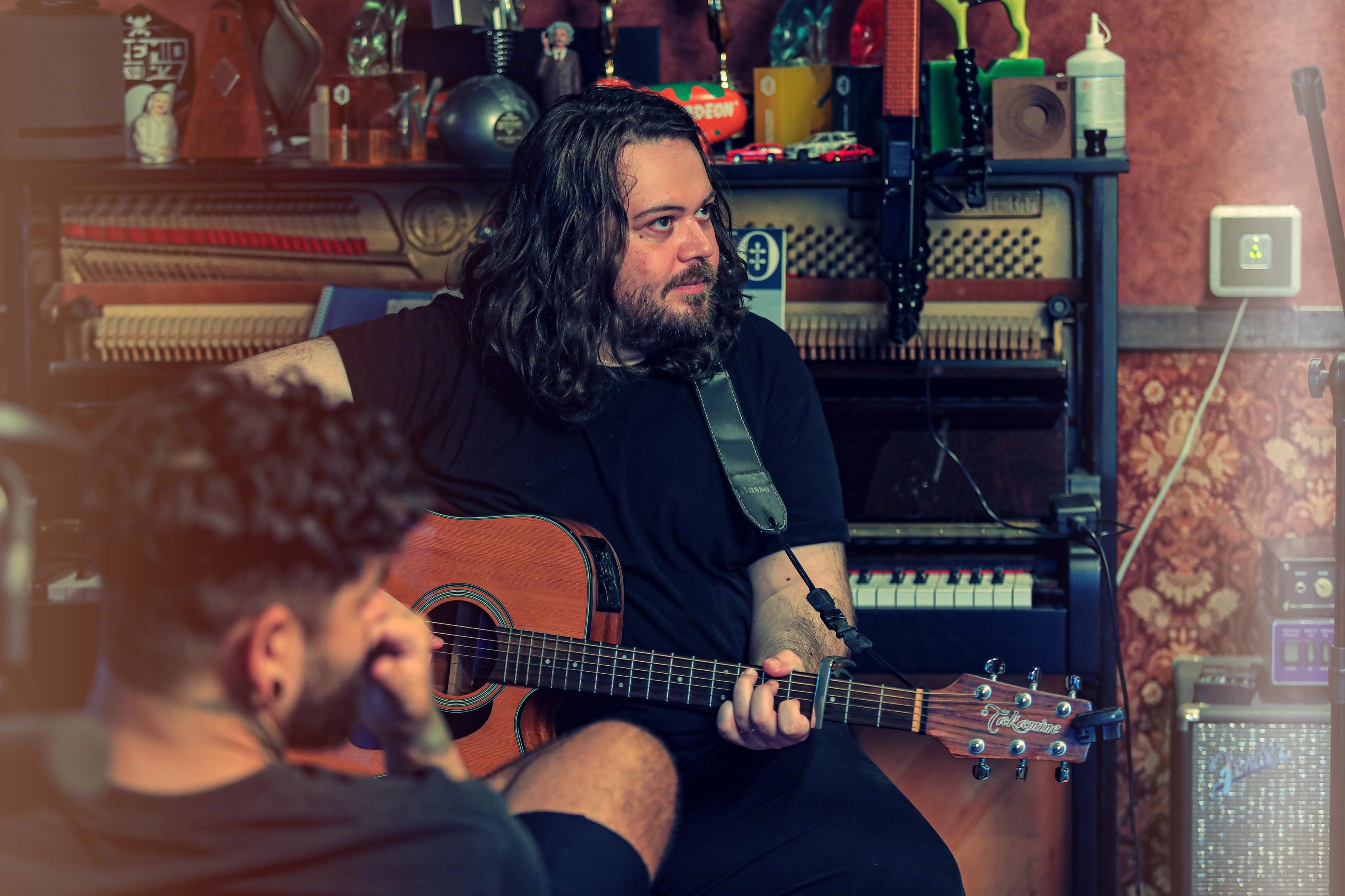 J&eacute;f colabora h&aacute; anos com o m&uacute;sico Lucas Silveira, respons&aacute;vel pela produ&ccedil;&atilde;o do &aacute;lbum e pelo feat em &ldquo;Hora Extra