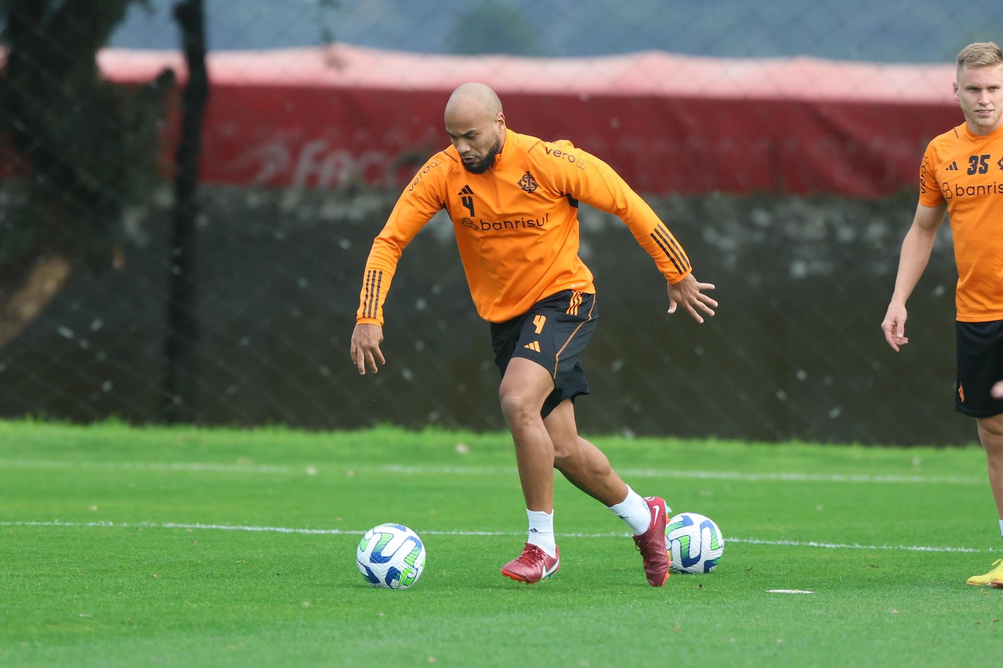 Rodrigo Moledo ser&aacute; titular contra o Coelho