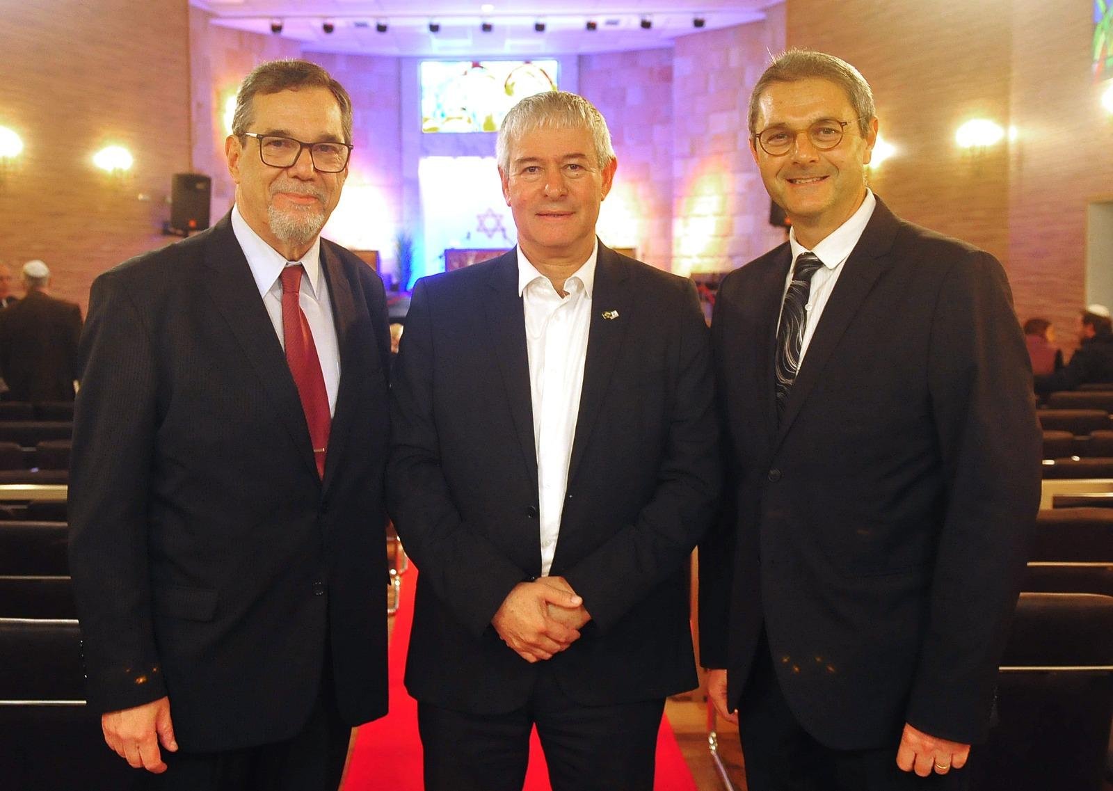 Presidente da Sibra, S&eacute;rgio Caraver (E), embaixador de Israel no Brasil, Daniel Zonshine (C), e o rabino Guershon Kwasniewski (D)