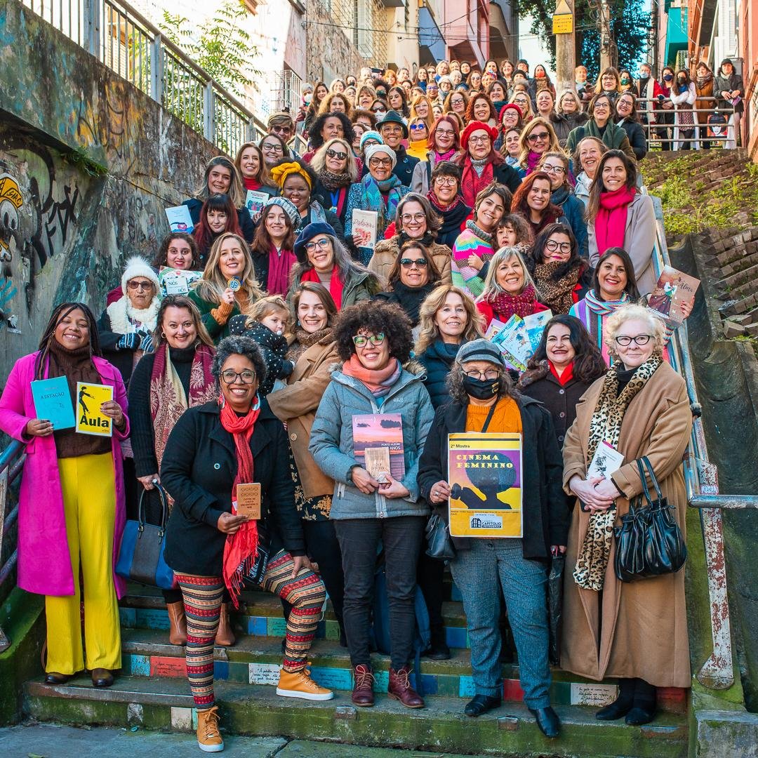 As 130 escritoras ga&uacute;chas em foto para a posteridade na escadaria da rua 24 de Maio no dia 11 de junho de 2022