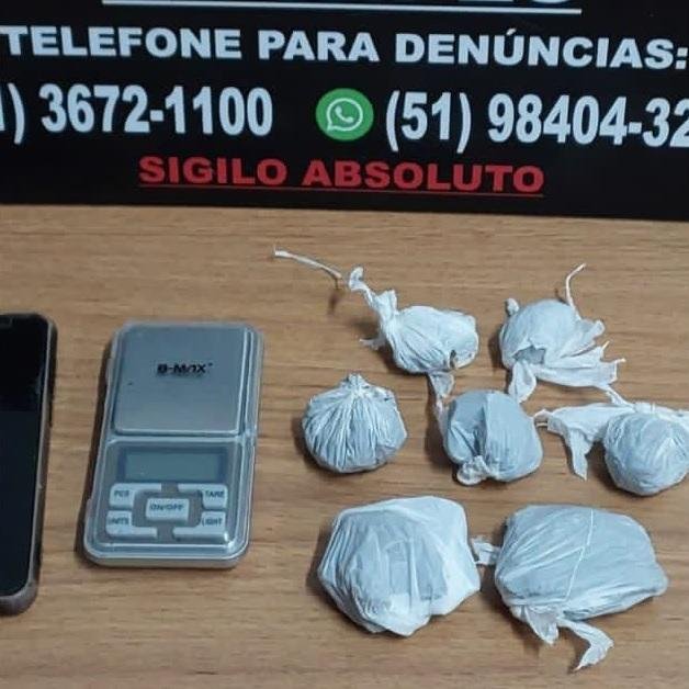 Os suspeitos vendiam maconha e coca&iacute;na, inclusive, por meio de redes sociais e aplicativos de mensagens.