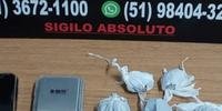 Os suspeitos vendiam maconha e cocaína, inclusive, por meio de redes sociais e aplicativos de mensagens.