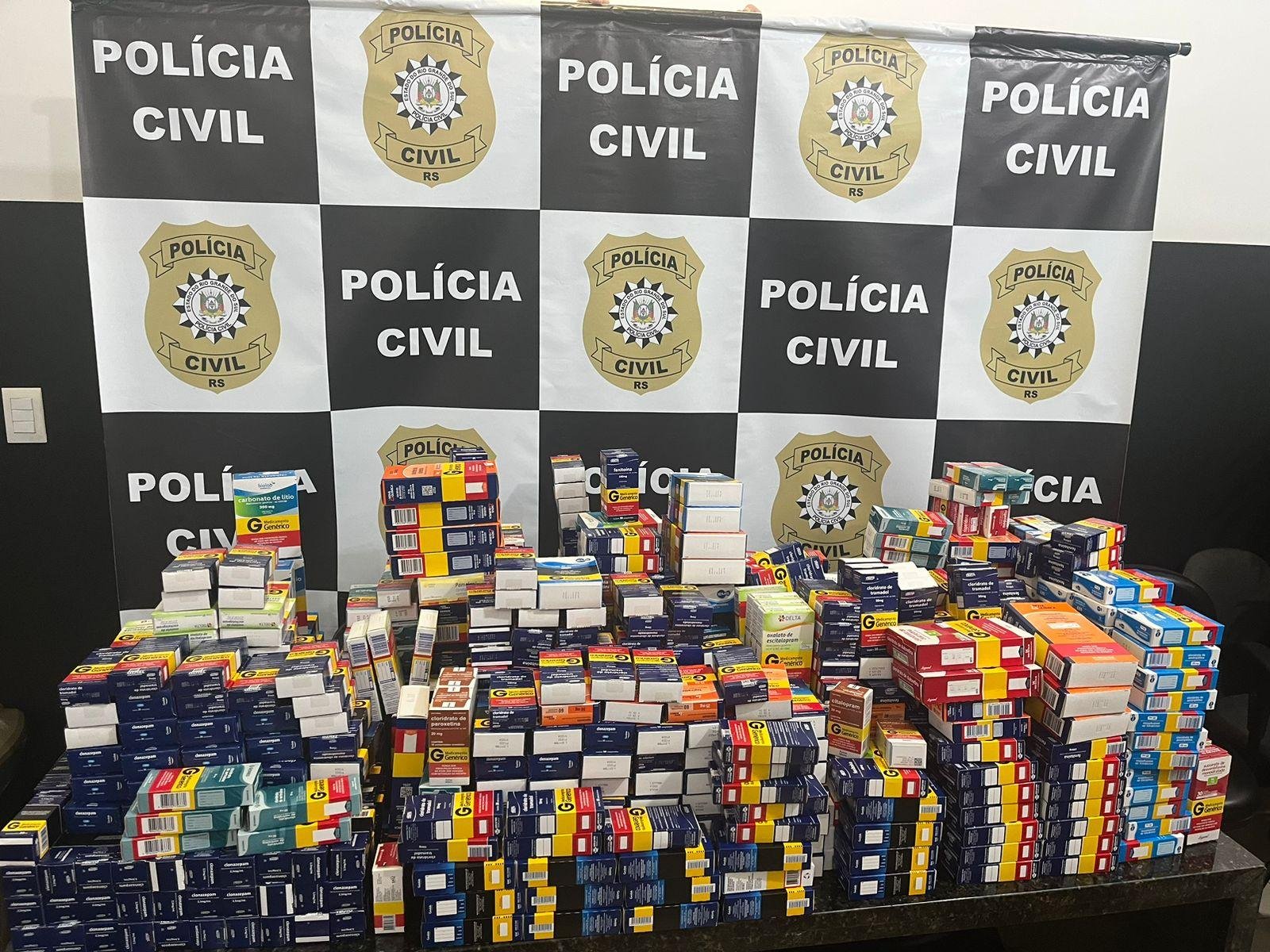 Em um dos endere&ccedil;os dos mandados de busca e apreens&atilde;o foram encontrados 913 caixas de medicamentos de uso controlado, um bloco de receitu&aacute;rio em branco e carimbos m&eacute;dicos.