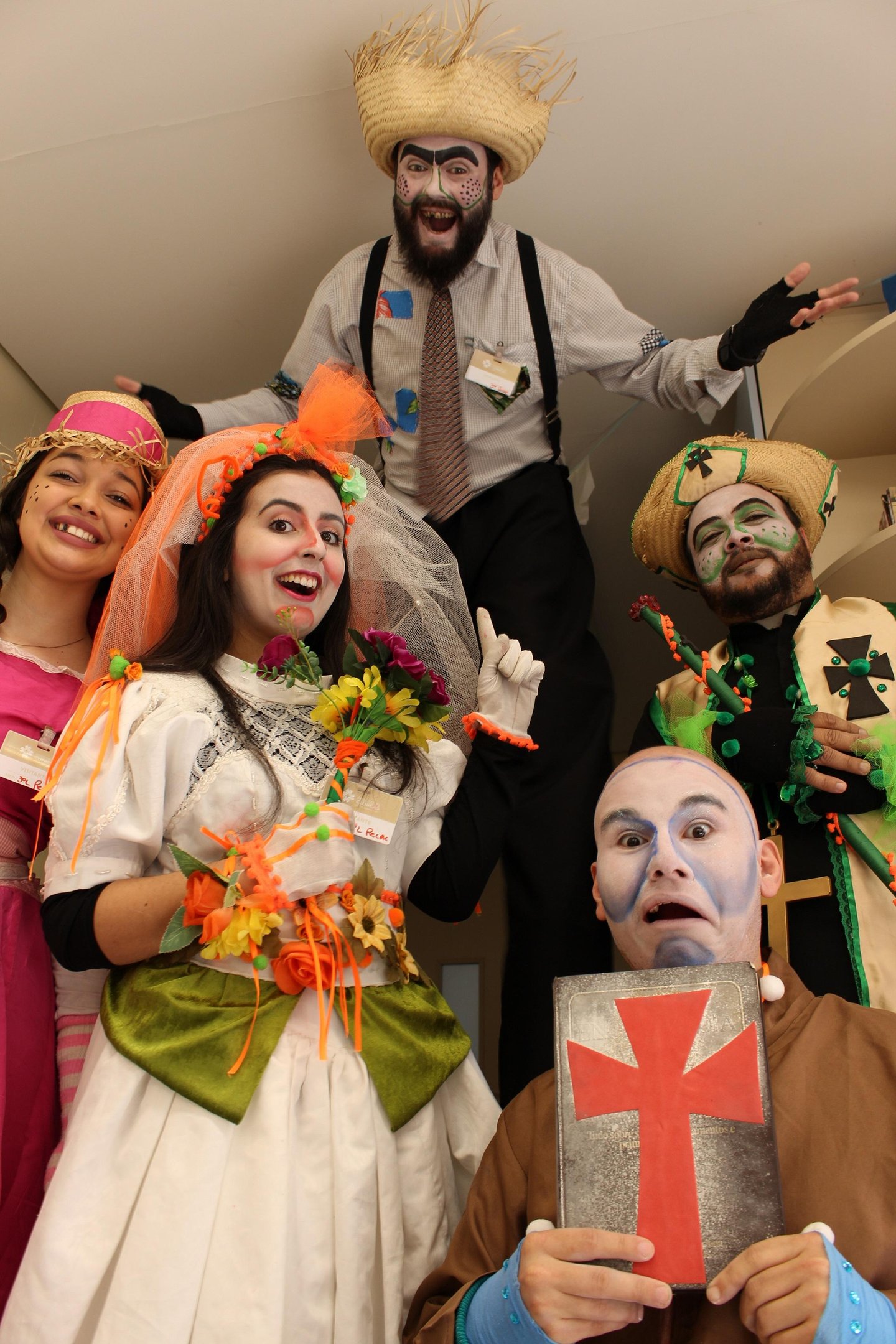 Domingo &eacute; Dia de Teatro traz o espet&aacute;culo "Casamento na ro&ccedil;a"