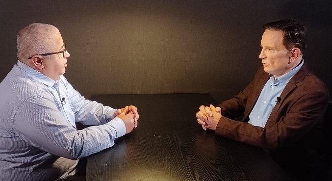 Roberto Cabrini entrevista homem que se diz filho do apresentador Gugu