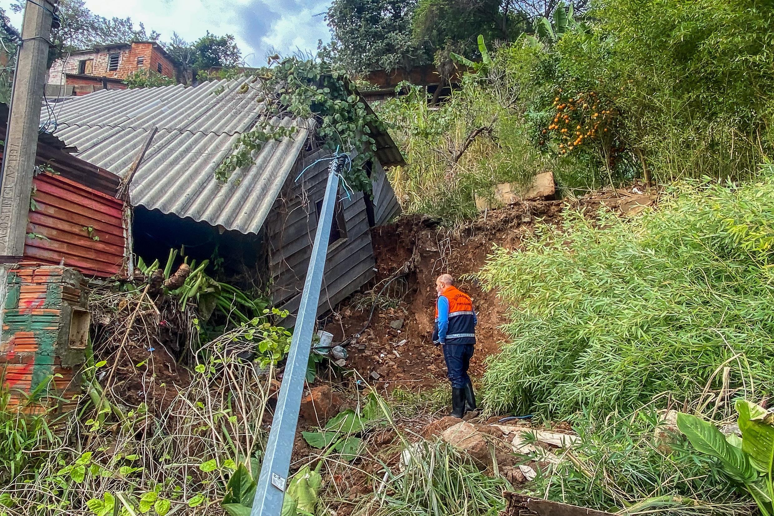 Nesta semana, equipes da Defesa Civil e secretaria de Habita&ccedil;&atilde;o estiveram instruindo moradores dos locais