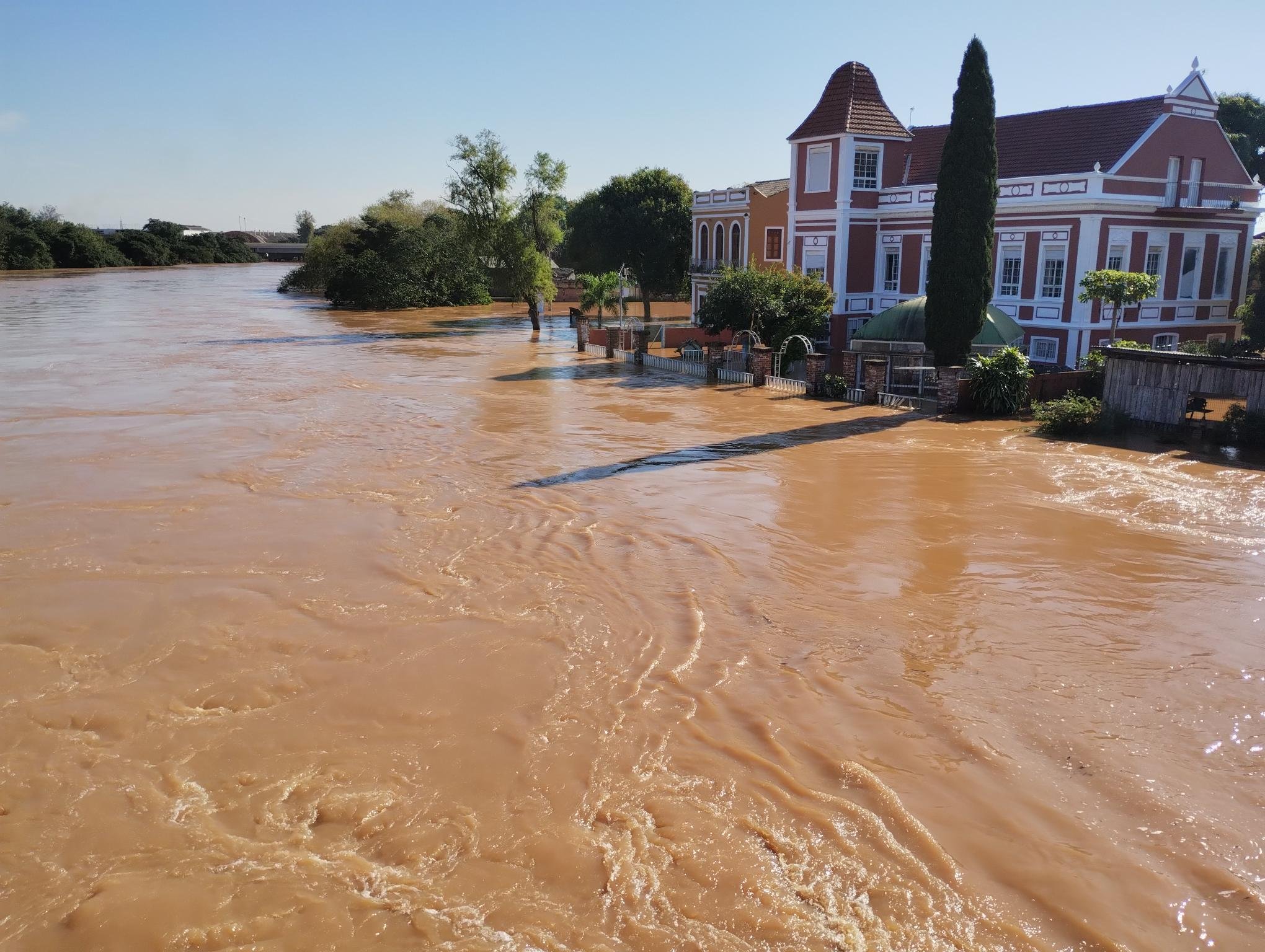 Tempestade destruiu mais de 300 casas e danificou outras 9,8 mil resid&ecirc;ncias