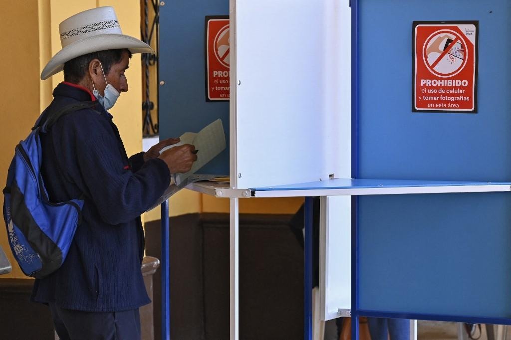 A socialdemocrata Sandra Torres lidera as inten&ccedil;&otilde;es de voto, seguida pelo centrista Edmond Mulet