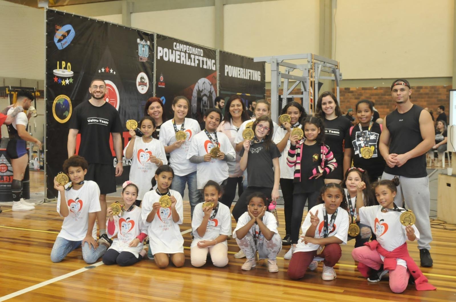 Integrantes do projeto exibem as medalhas de participa&ccedil;&atilde;o pela apresenta&ccedil;&atilde;o no Campeonato Ga&uacute;cho de Powerlifting.