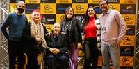 Cineasta Antonio Jesus Pfeil (em cadeira de rodas, rodeado de familiares) recebeu homenagem na quinta-feira à noite do Fecic